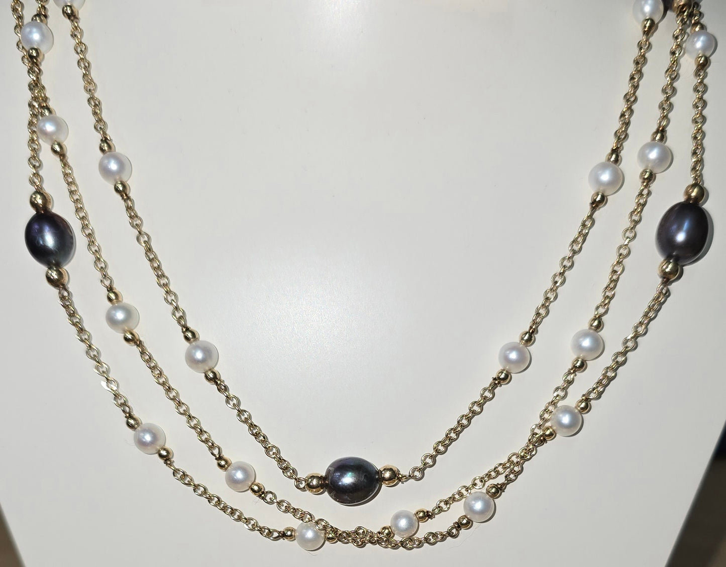 9CT YELLOW GOLD FRESHWATER PEARL NECKLACE.