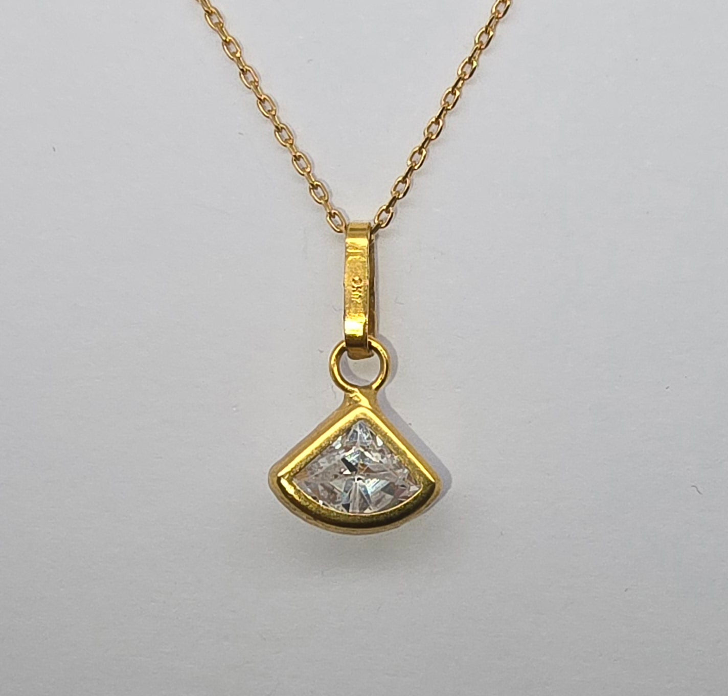 9CT YELLOW GOLD FANCY CUBIC ZIRCONIA PENDANT