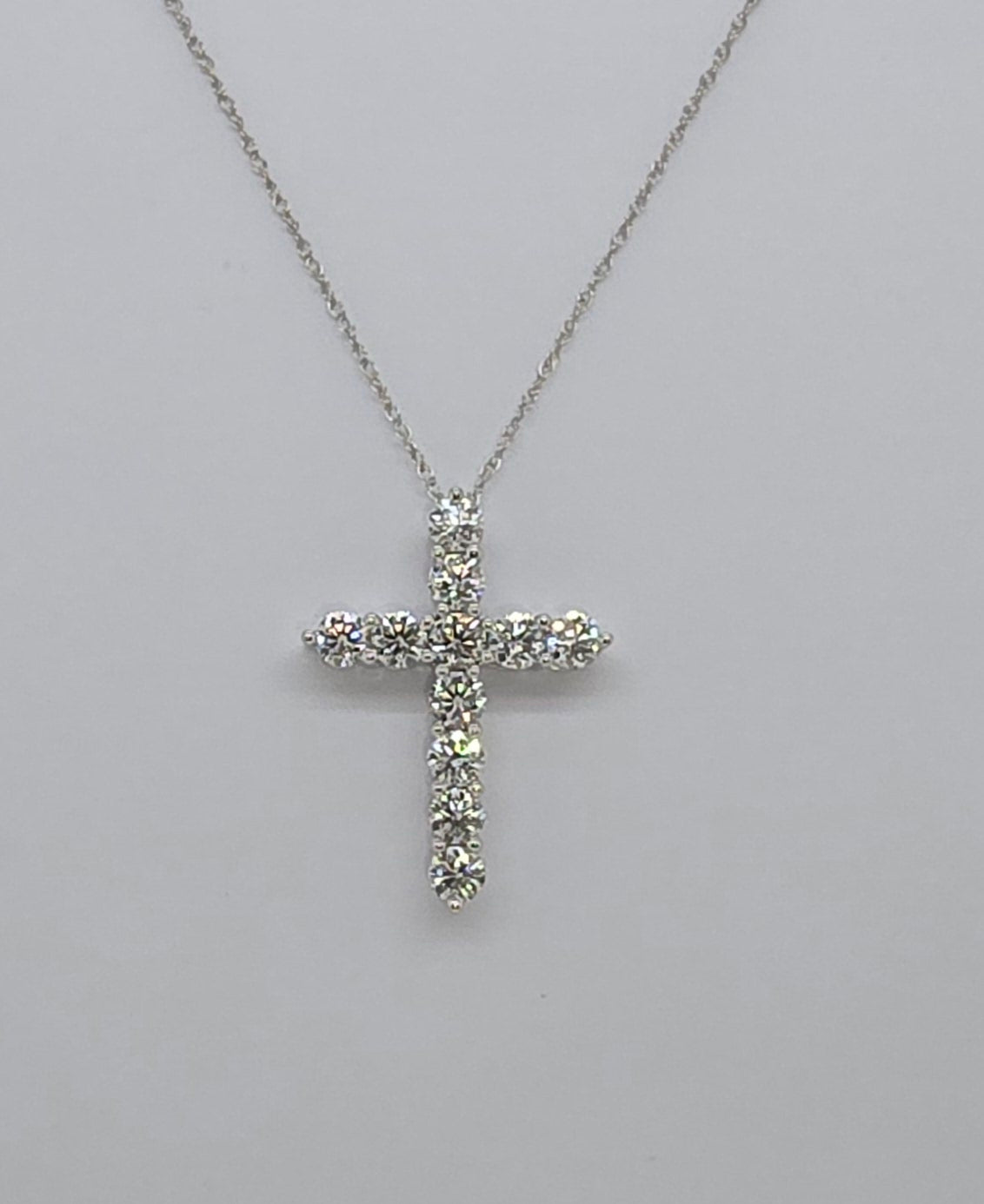 10CT WHITE GOLD CLAW SET LAB DIAMOND CROSS WITH FINE CHAIN.