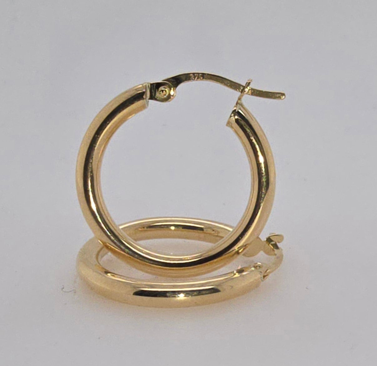 9CT YELLOW GOLD 2.5MM X 15MM PLAIN HOOP EARRINGS.