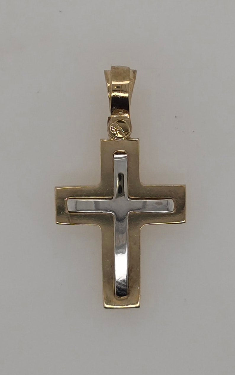 9CT TWO TONE SMALL CROSS WITH WHITE GOLD RAISED CENTER.