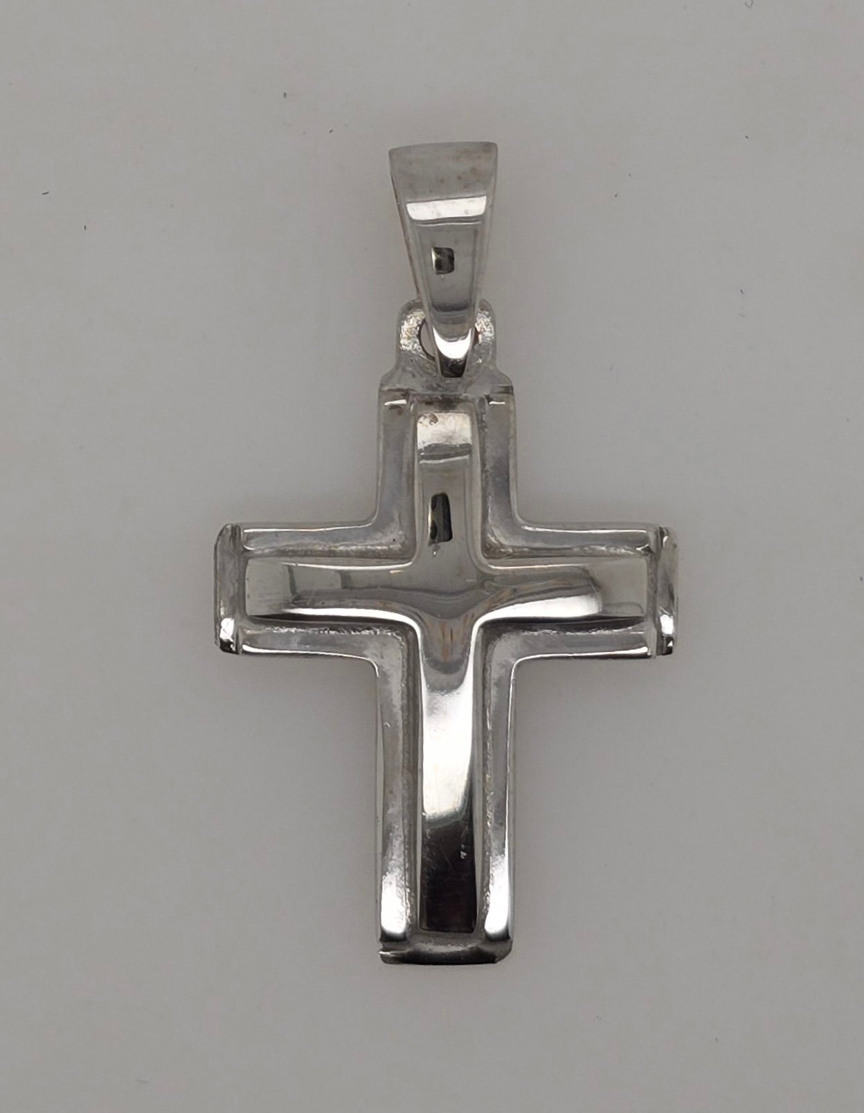 9CT WHITE GOLD SOLID RAISED CROSS 3.95GRAMS