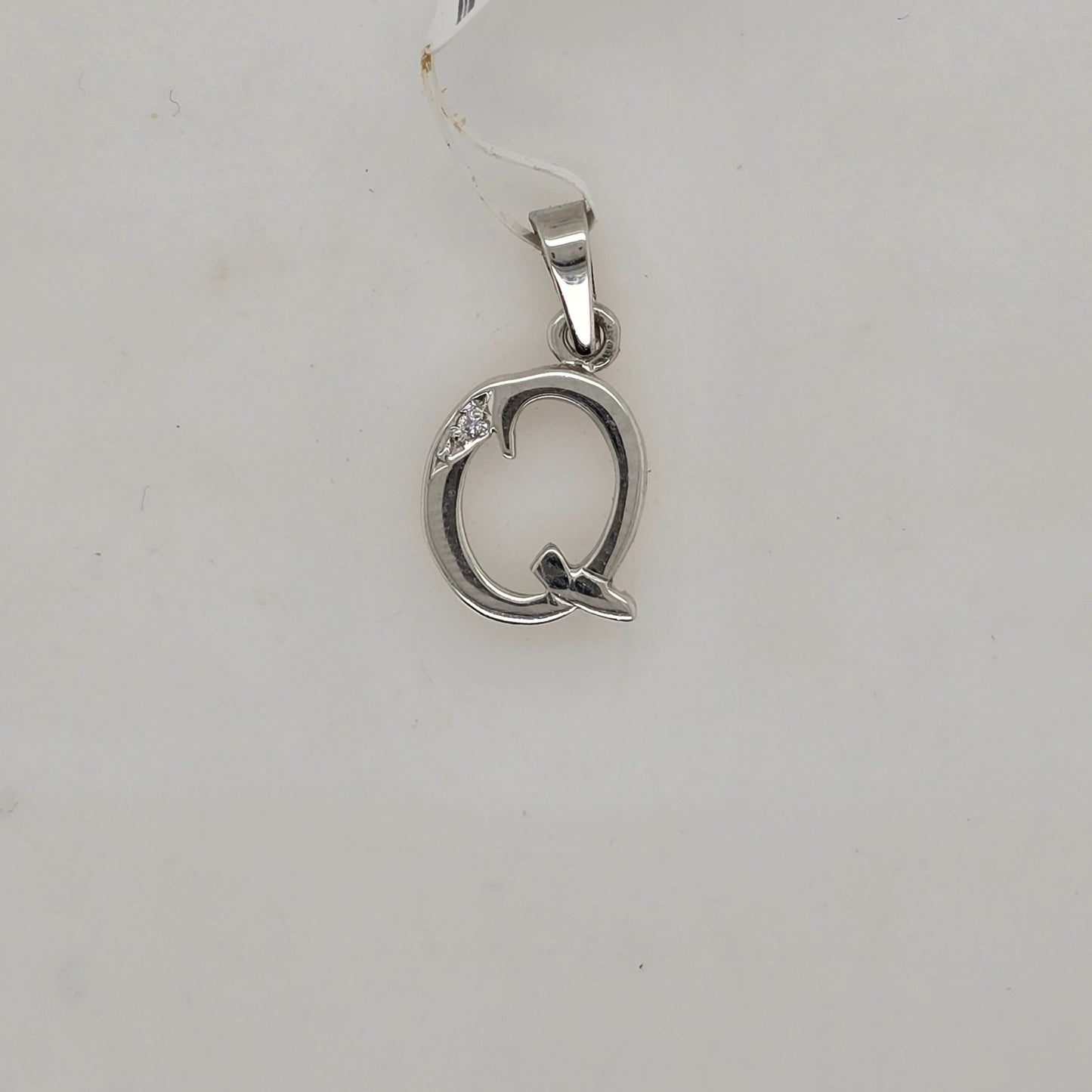 9CT WHITE GOLD DIAMOND INITIAL Q