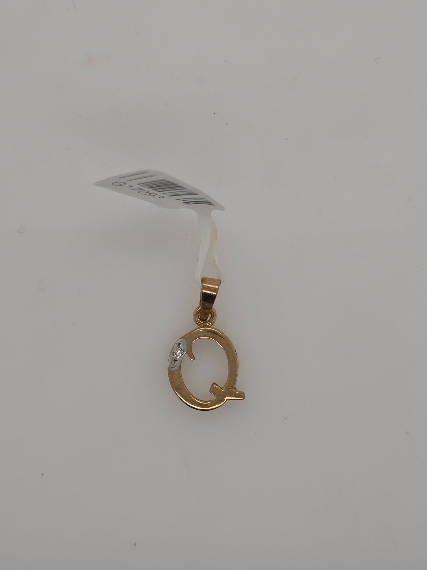 9CT YELLOW GOLD DIAMOND INITIAL Q