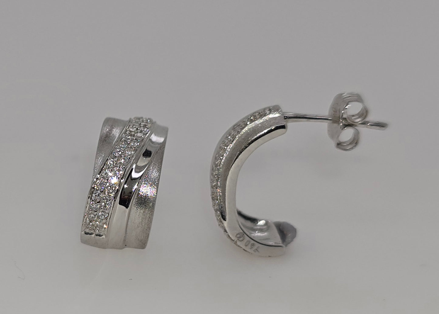18CT WHITE GOLD DIAMOND SEMI CIRCLE STUD EARRINGS.