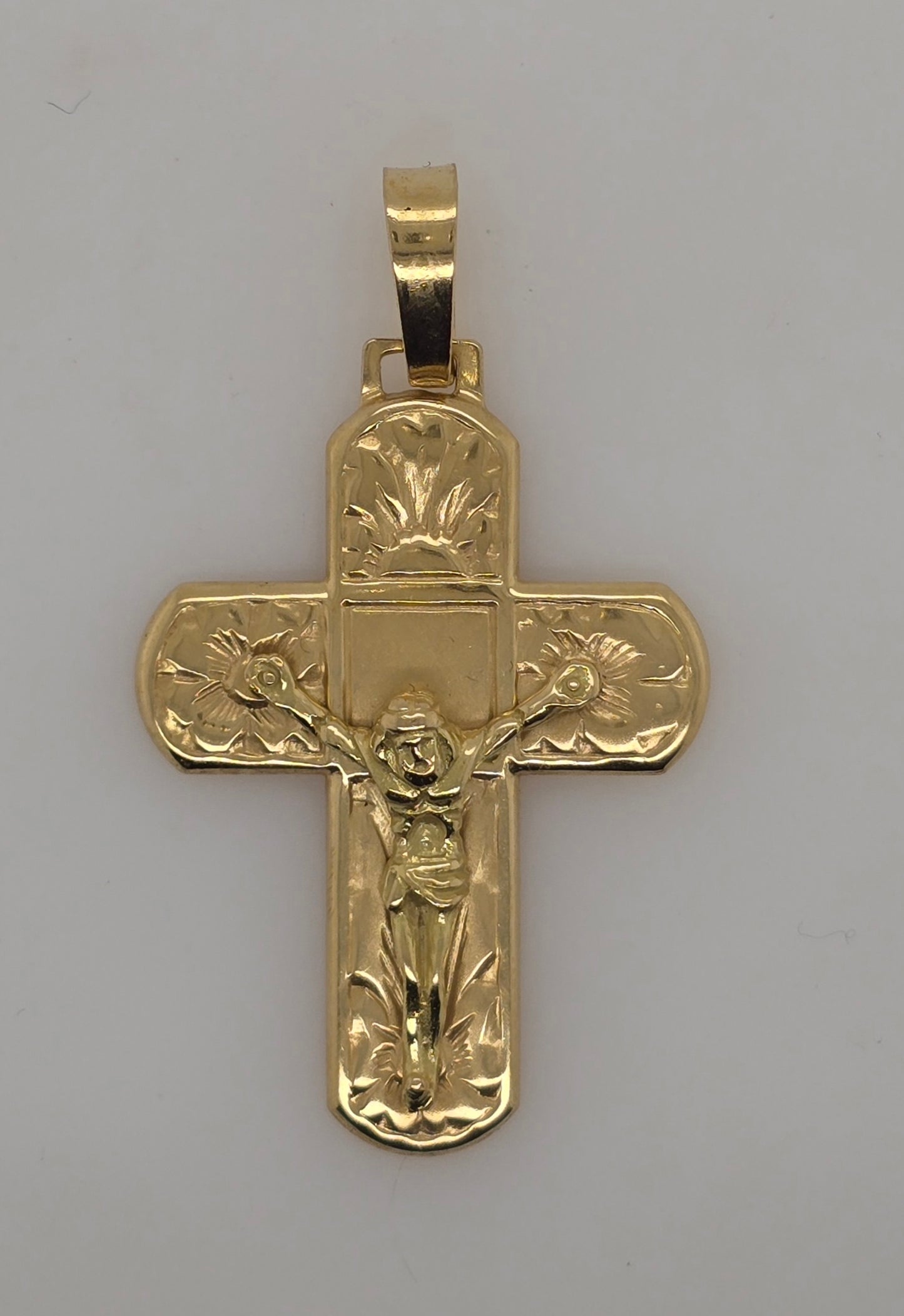 18CT YELLOW GOLD IMPORTED 32MM X 24MM 4GRAM FANCY CRUCIFIX