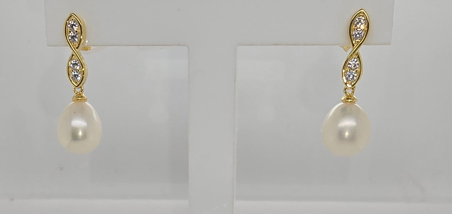 ELLANI GOLD PLATED CUBIC ZIRCONIA DROP EARRINGS WITH FRESHWATER PEARL. E526G