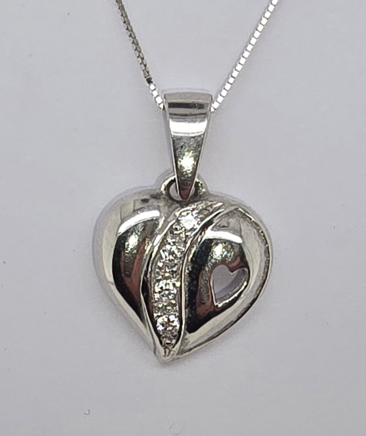 18CT WHITE GOLD DIAMOND HEART PENDANT