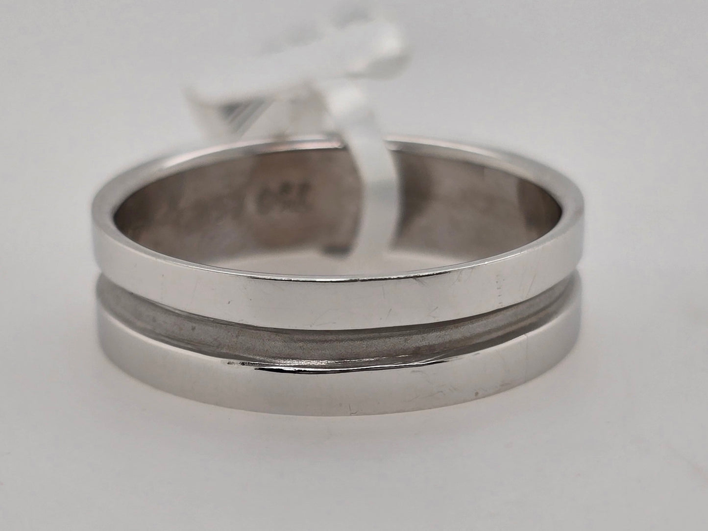 18CT WHITE GOLD 6MM X 1.2MM POLISHED PATTERN RING. FINGER SIZE T1/2