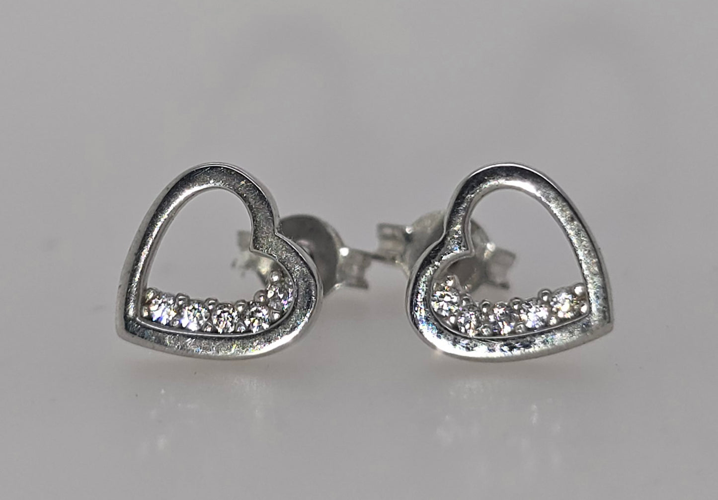 9CT WHITE GOLD ITALIAN CUBIC ZIRCONIA OPEN 7MM HEART STUD EARRINGS
