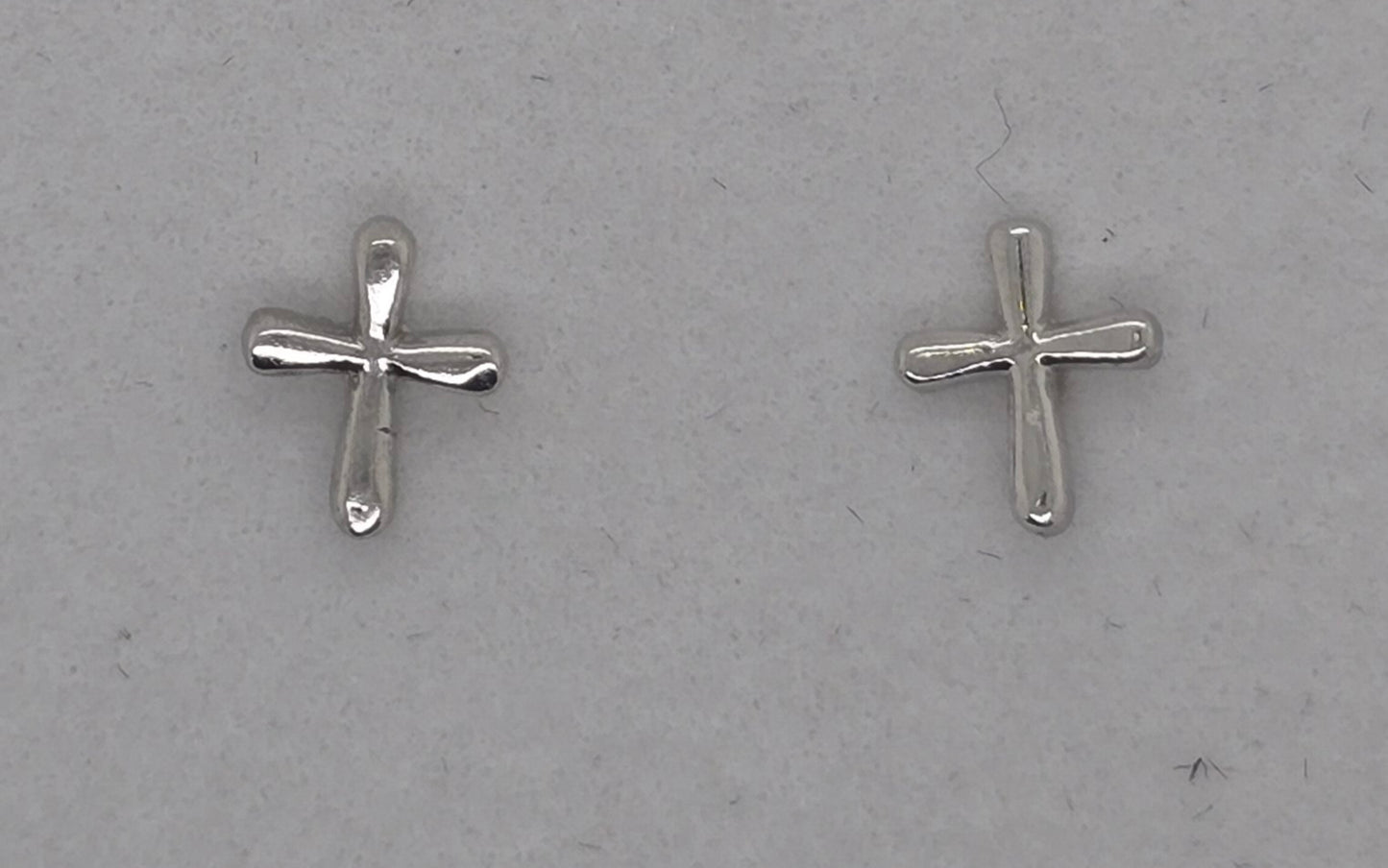 9CT WHITE GOLD IMPORTED 6.8MM X 5.8MM CROSS STUD EARRINGS.