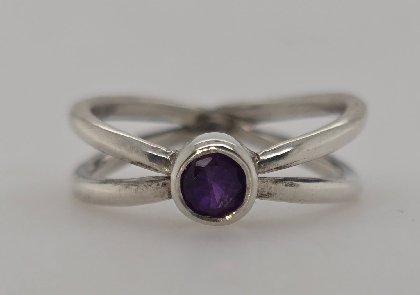 STERLING SILVER BEZEL SET 4MM ROUND AMETHYST RING.
