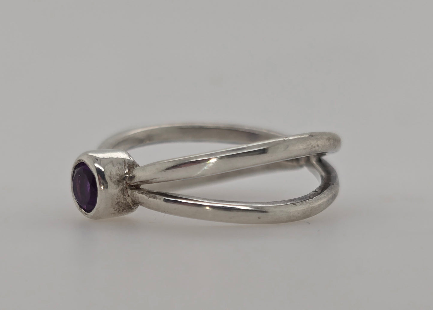STERLING SILVER BEZEL SET 4MM ROUND AMETHYST RING.