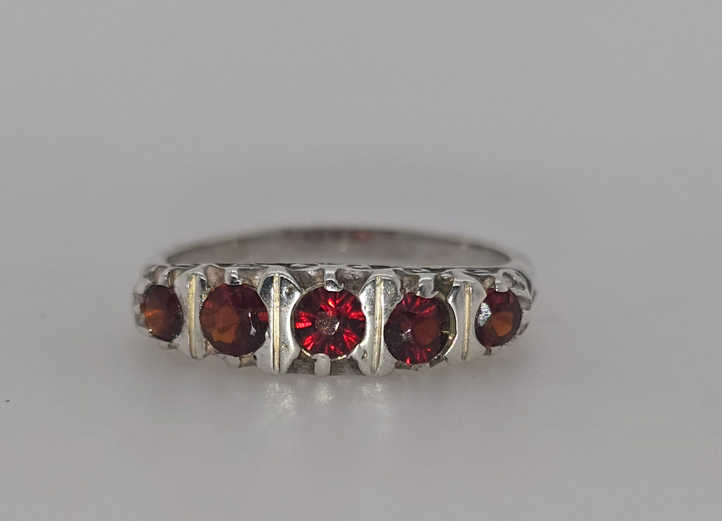 STERLING SILVER GRAIN SET 5 X ROUND GARNET FANCY 4.8MM WIDE RING.