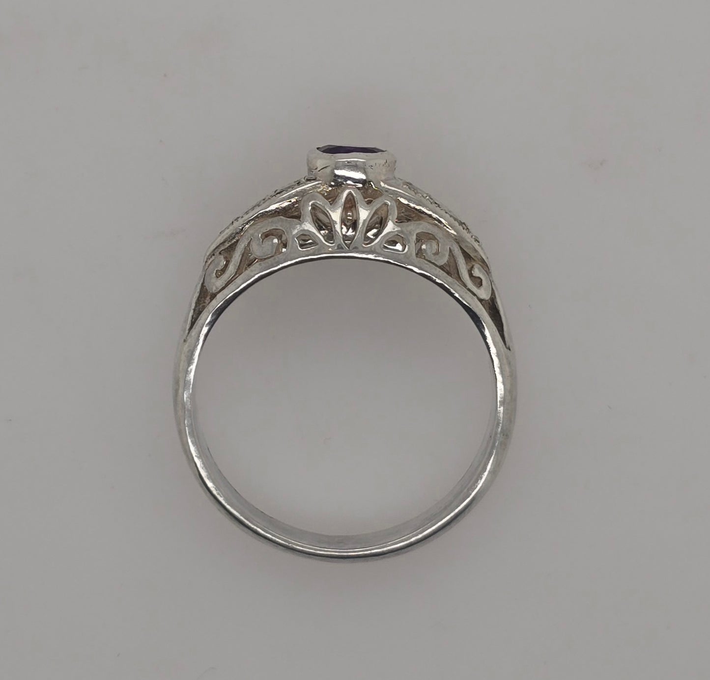 STERLING SILVER BEZEL SET 4.2MM ROUND AMETHYST RING.