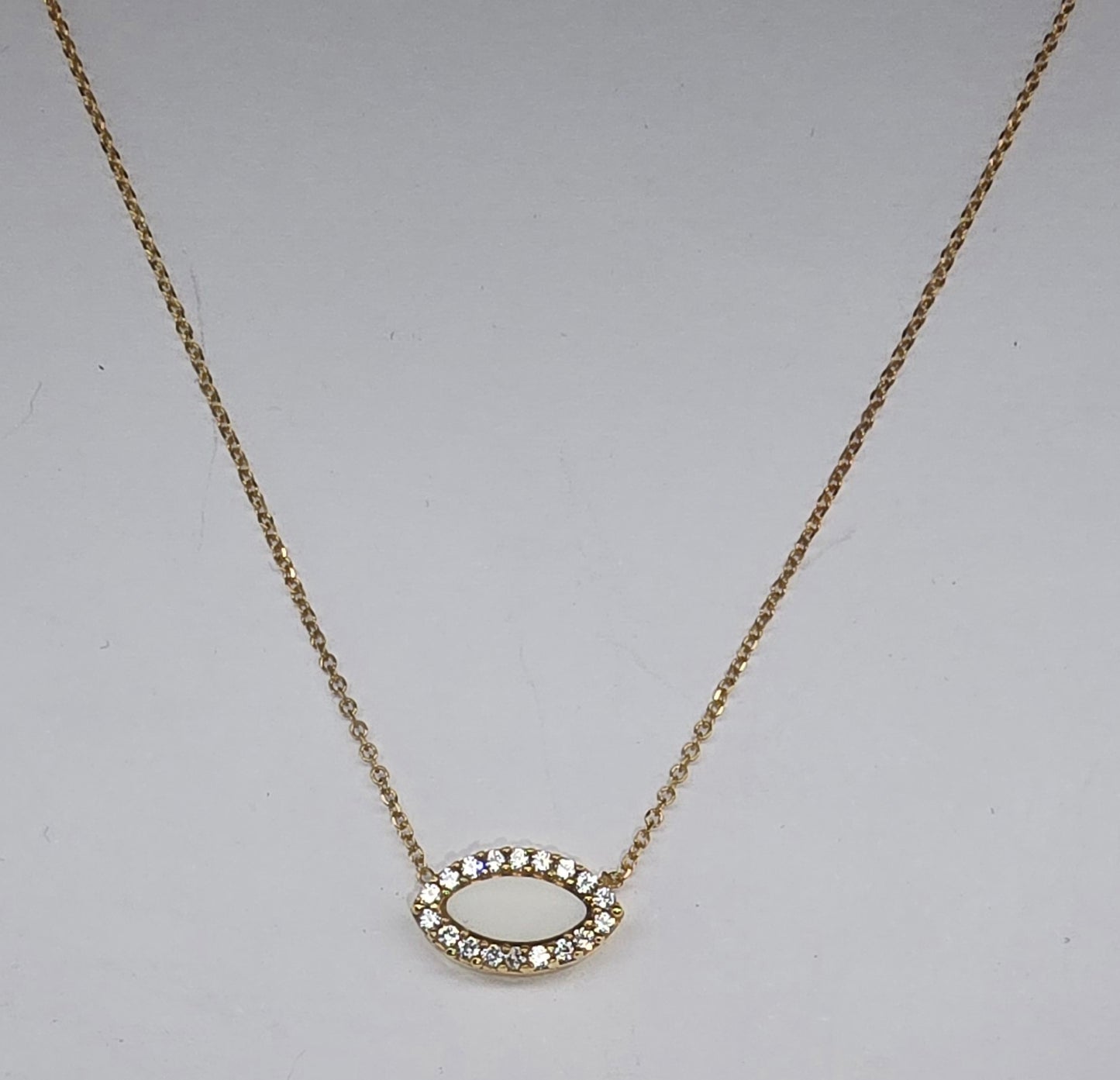9CT YELLOW GOLD TRACE CHAIN CUBIC ZIRCONIA AND MOTHER OF PEARL EYE.