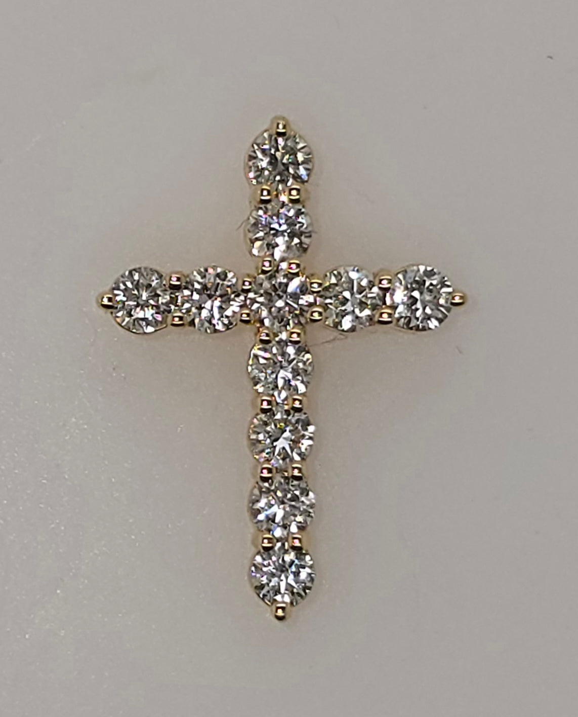 18CT YELLOW GOLD CLAW SET DIAMOND CROSS SPLIDER PENDANT.