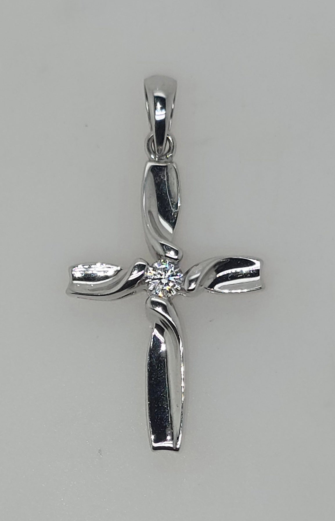 18CT WHITE GOLD DIAMOND CROSS.