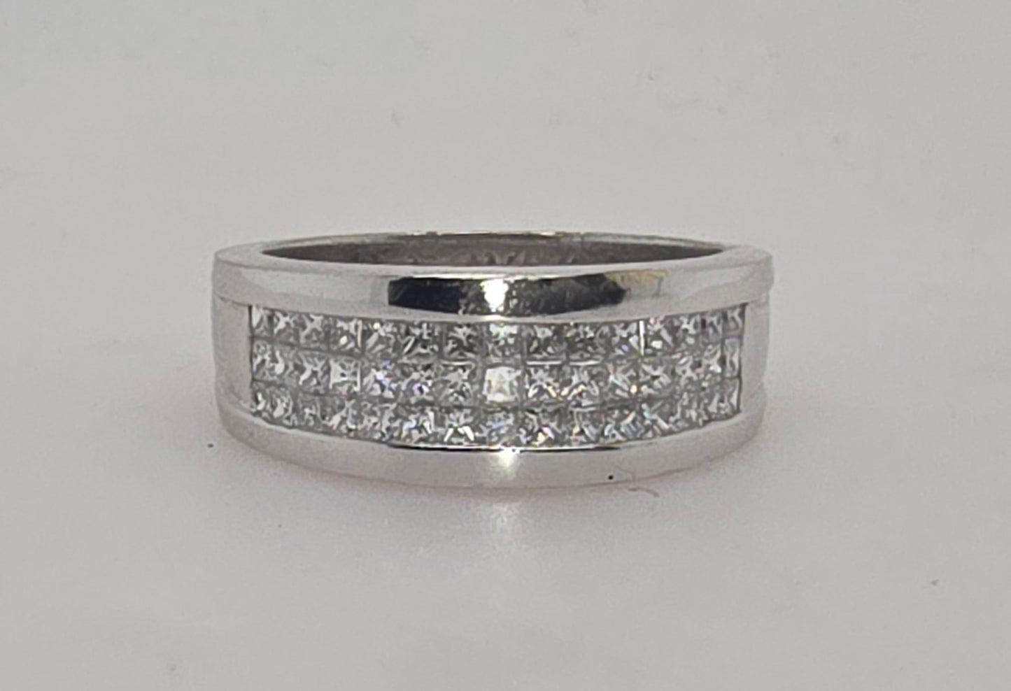 18CT WHITE GOLD 7.7MM WIDE DIAMOND RING.