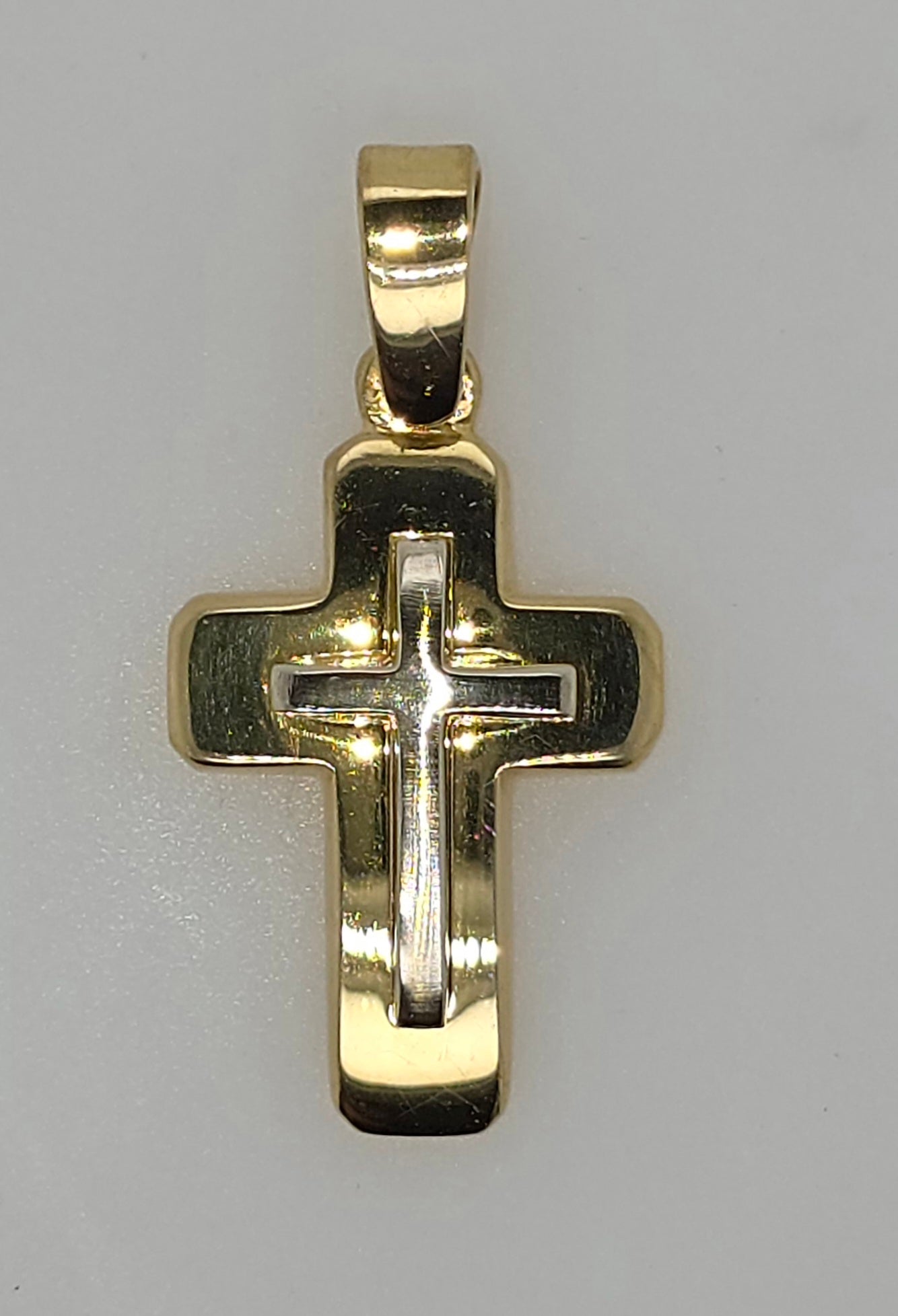 18CT YELLOW GOLD SOLID WITH WHITE GOLD RAISED CENTER CROSS.