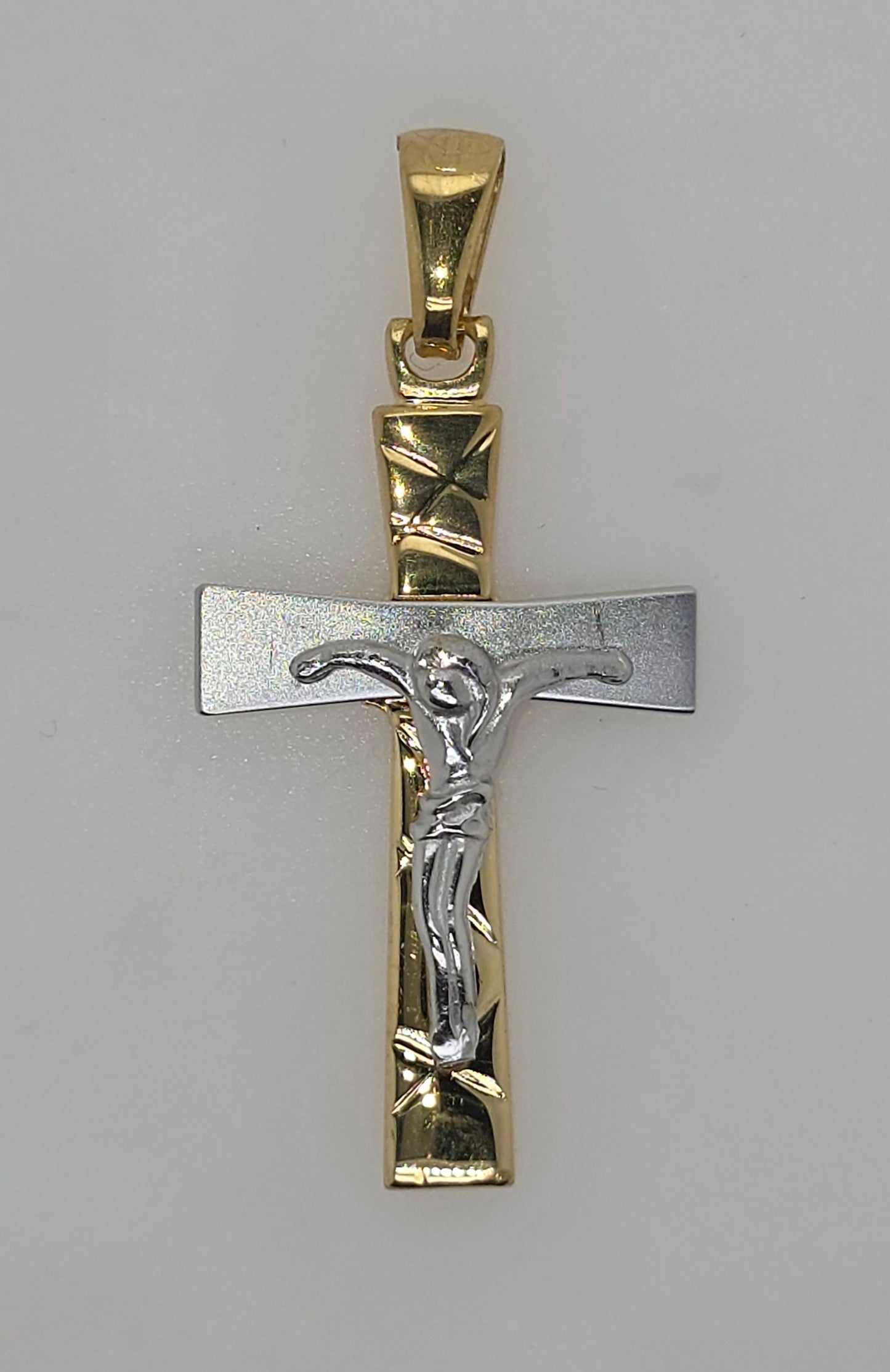 18CT TWO TONE IMPORTED CRUCIFIX PENDANT.