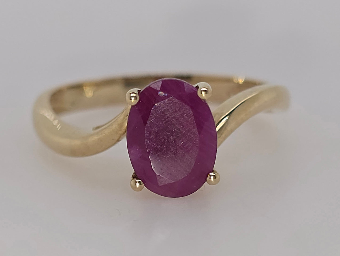 9CT YELLOW GOLD 8 X 6MM OVAL 1.6CT RUBY RING.