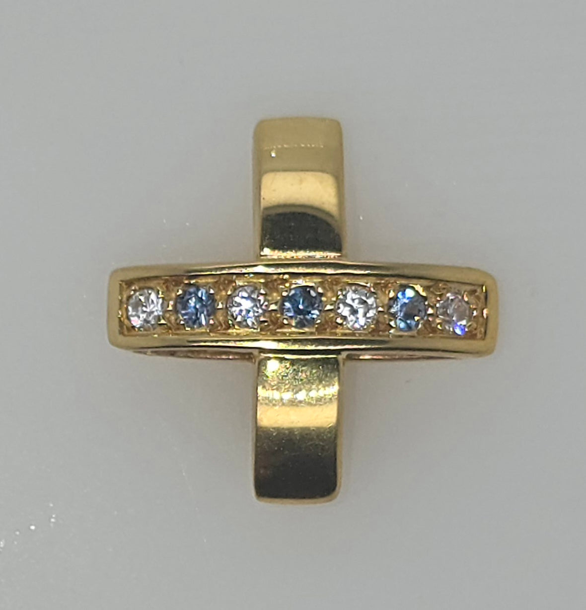 18CT YELLOW GOLD IMPORTED CUBIC ZIRCONIA CROSS PENDANT.