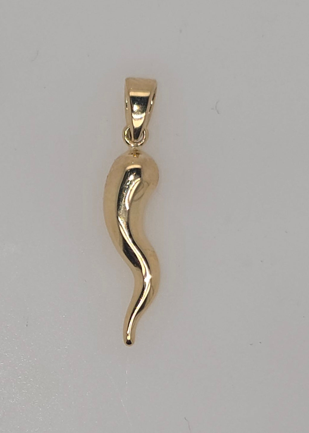 9CT YELLOW GOLD ITALIAN IMPORTED 17MM CHILLI PENDANT.