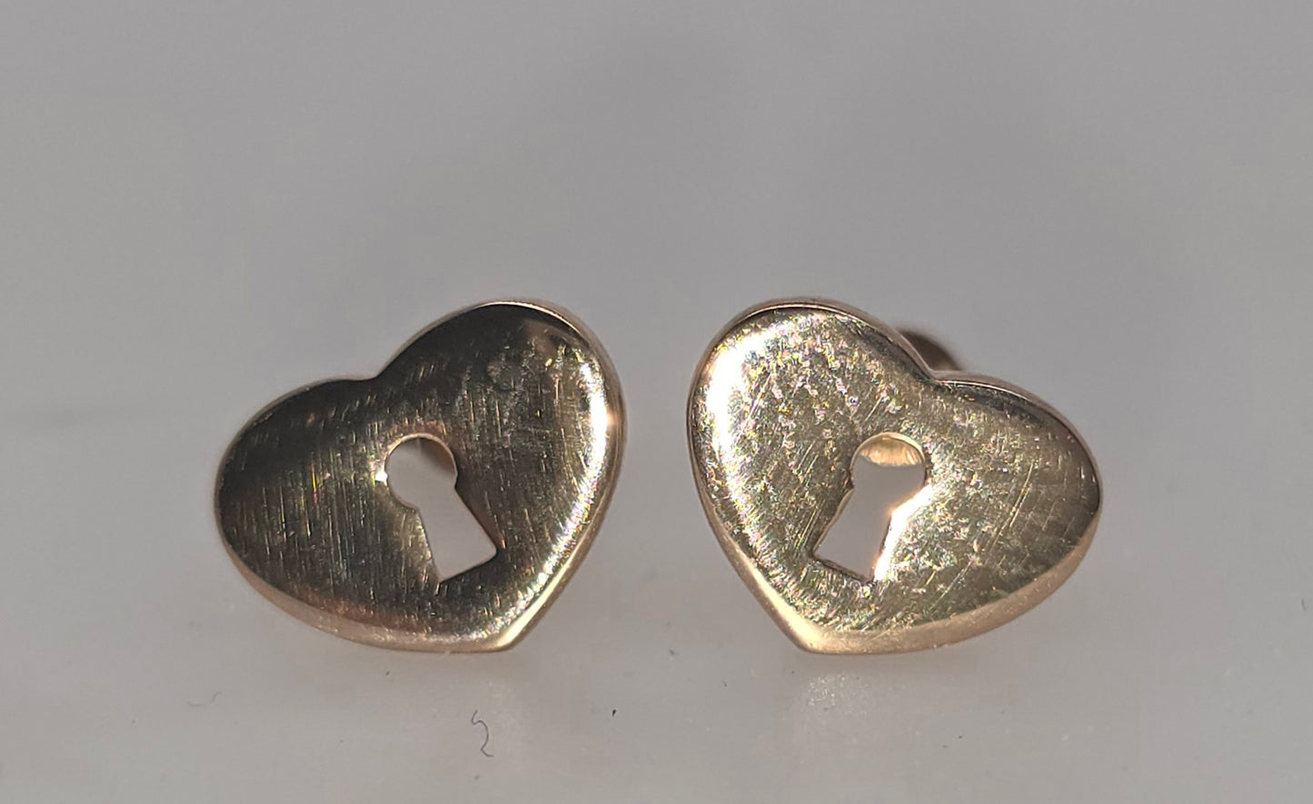 9CT ROSE GOLD IMPORTED 8MM X 6MM HEART KEYHOLE STUD EARRINGS.