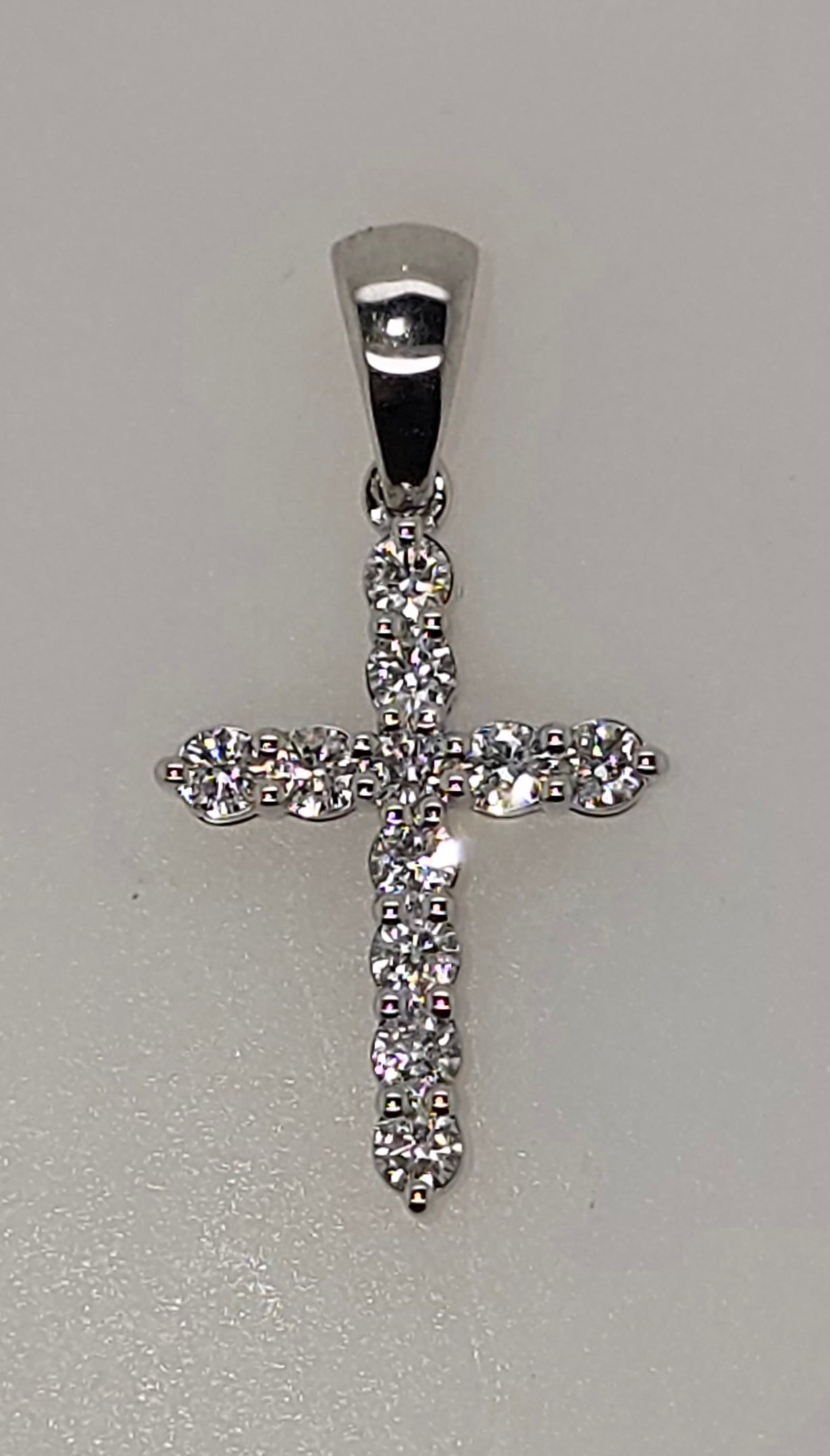18CT WHITE GOLD DIAMOND CROSS PENDANT.