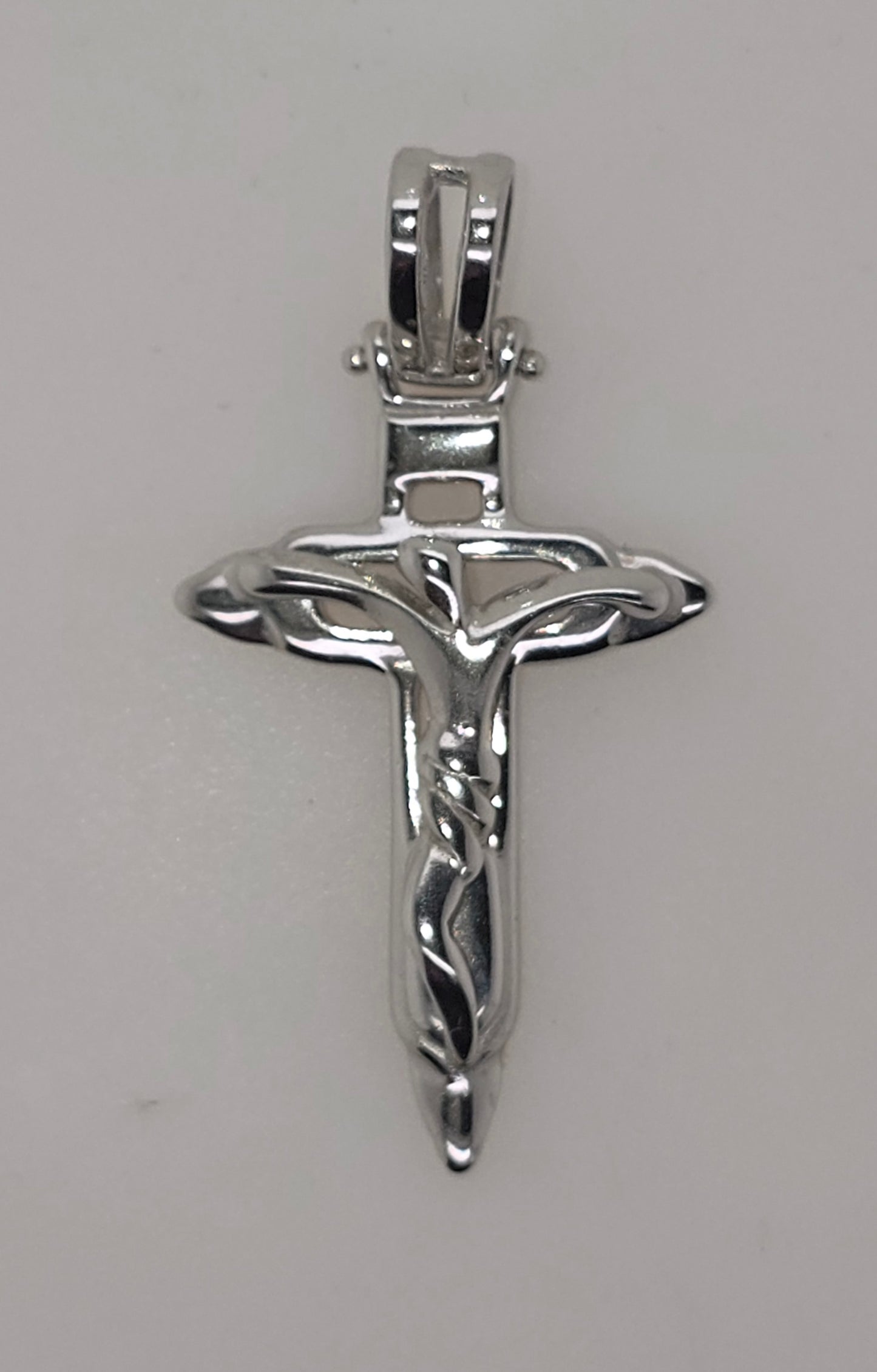 18CT WHITE GOLD ITALIAN IMPORTED 32MM X 20MM CRUCIFIX PENDANT.