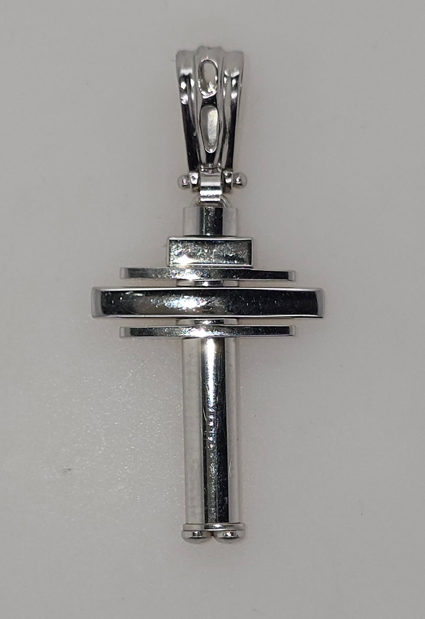 18CT WHITE GOLD IMPORTED 30MM X 18MM 4.5G FANCY CROSS PENDANT.