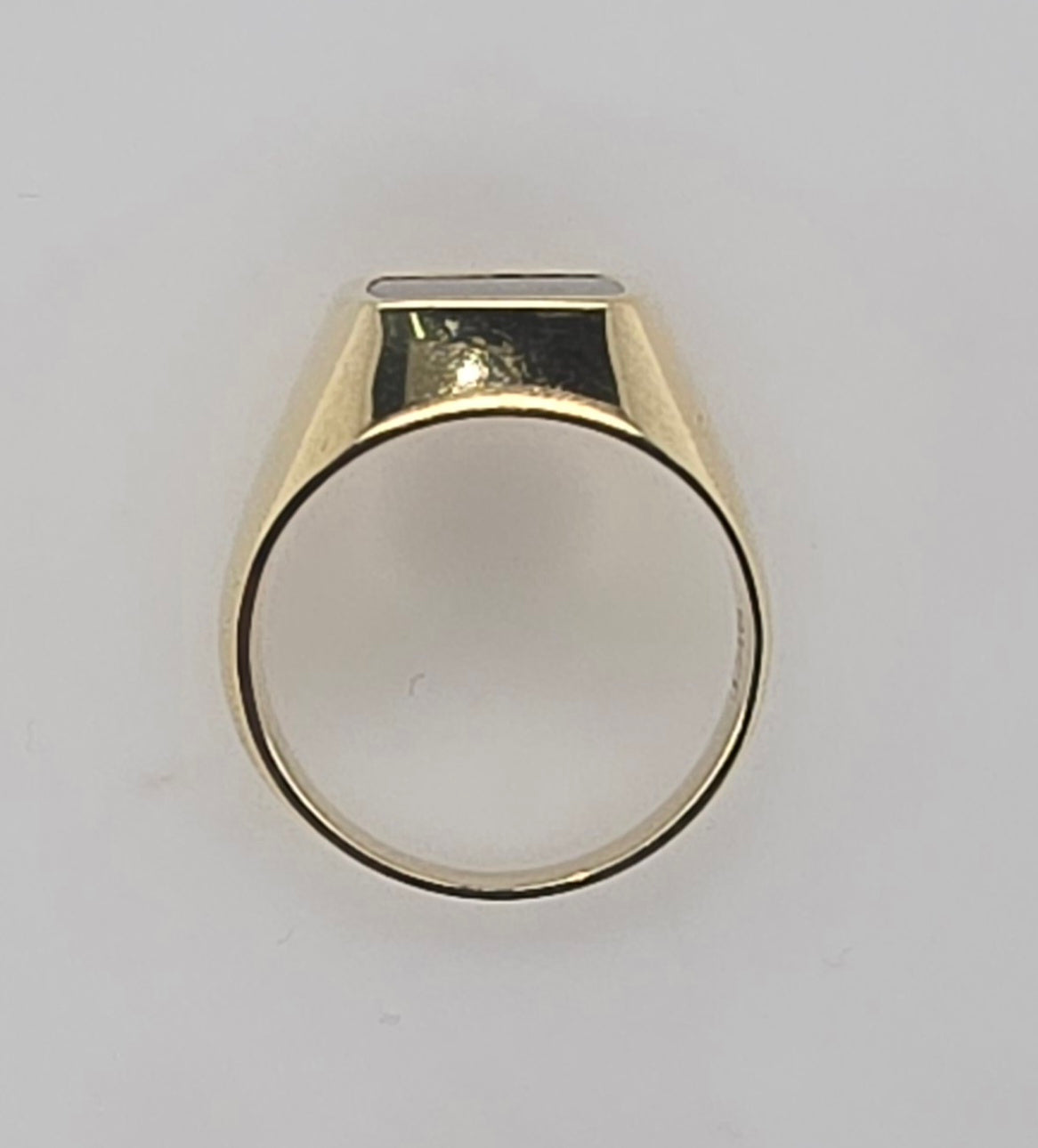 9CT YELLOW GOLD 12MM X10MM CUSHION CUT BLACK ONYX RING.