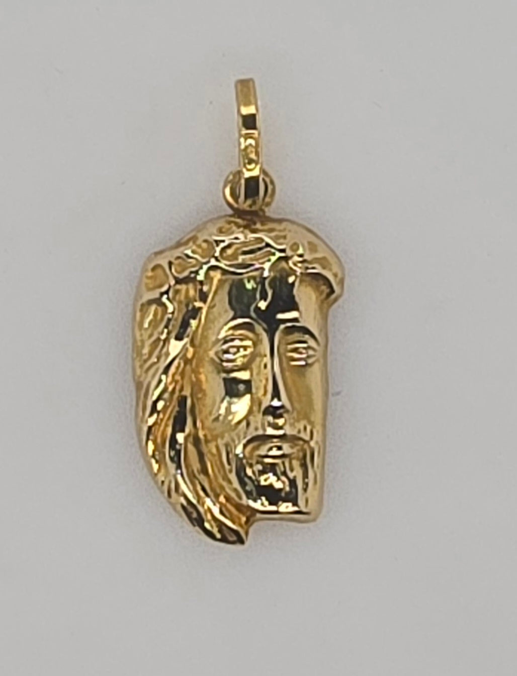18CT YELLOW GOLD IMPORTED 22MM X 14MM 2.58GRAM JESUS HEAD.