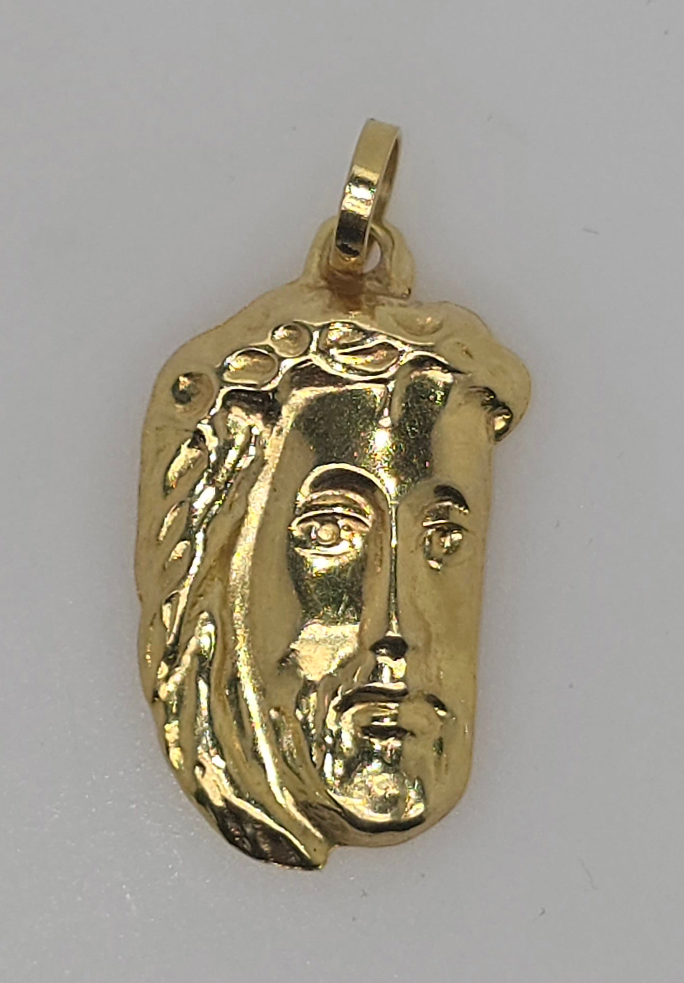 18CT YELLOW GOLD IMPORTED 20MM JESUS HEAD PENDANT.