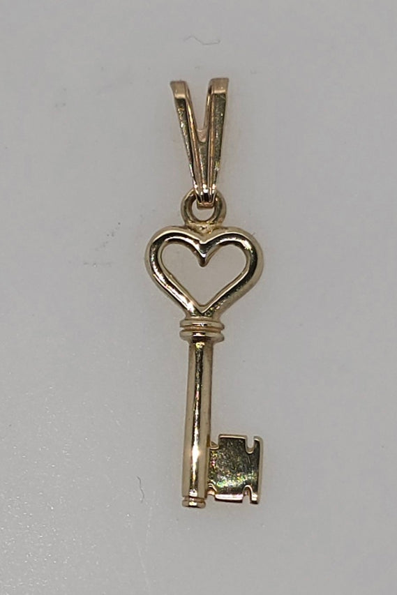 9CT YELLOW GOLD SOLID 16.7MM KEY CHARM.