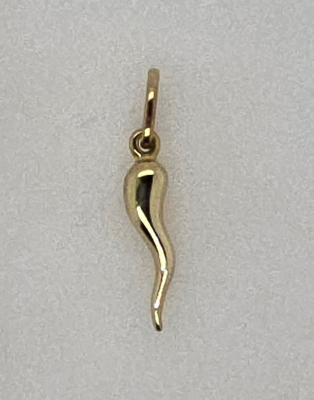 9CT YELLOW GOLD ITALIAN IMPORTED 18MM CHILLI PENDANT.