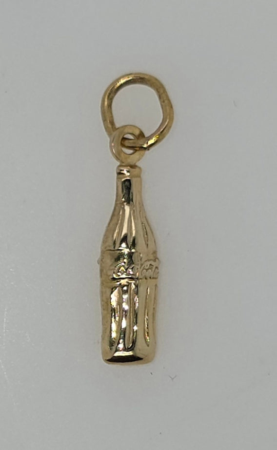9CT YELLOW GOLD 14MM COKE BOTTLE PENDANT.