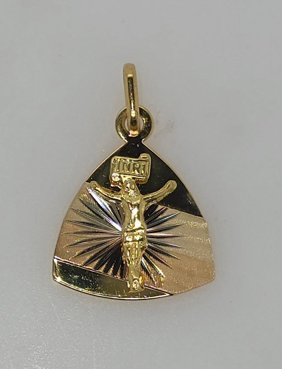 18CT THREE TONE IMPORTED 15MM TRIANGULAR JESUS CRUCIFIX PENDANT.