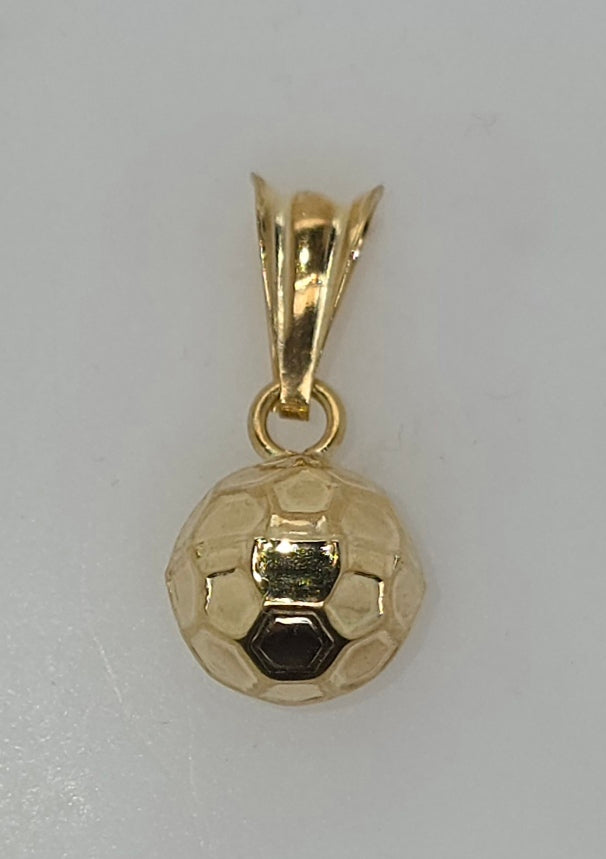 18CT YELLOW GOLD ITALIAN 10MM SOCCER BALL PENDANT.