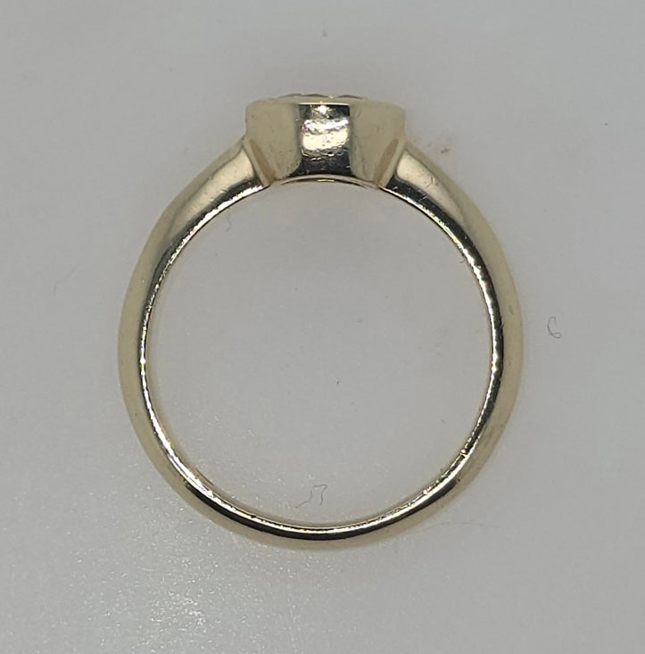 9CT YELLOW GOLD SOLITAIRE BEZEL SET 6.5MM ROUND CUBIC ZIRCONIA RING.