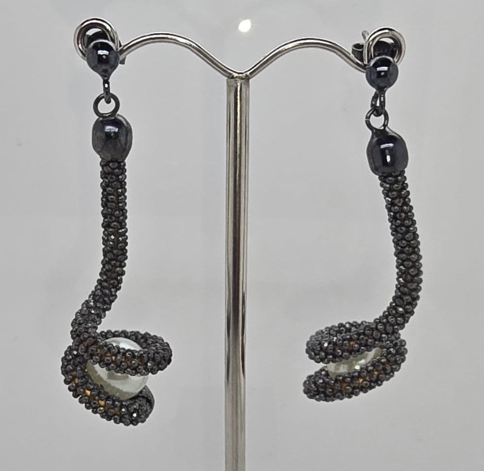 STERLING SILVER BLACK MESH PEARL DROP STUD EARRINGS.