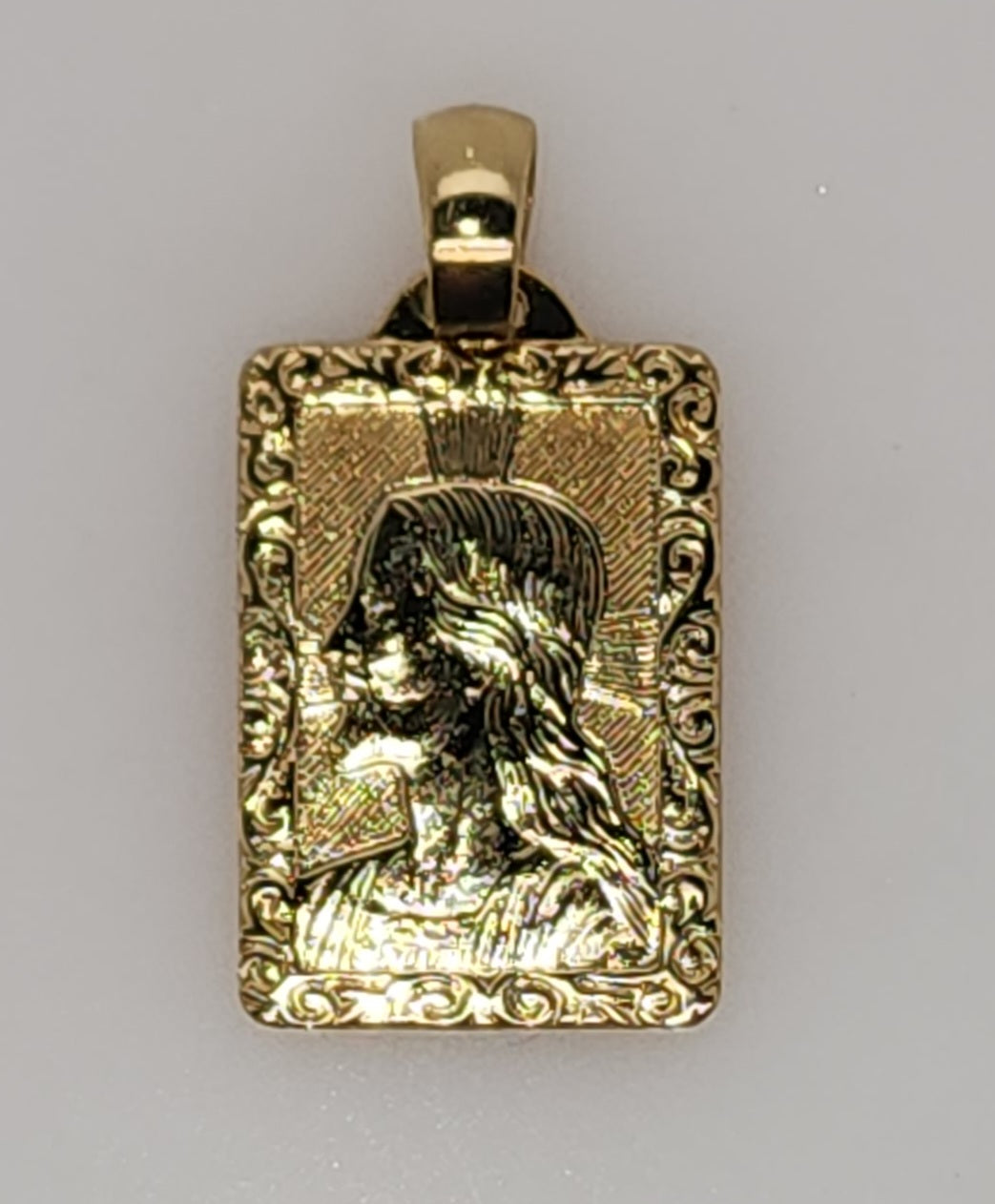 18CT YELLOW GOLD IMPORTED JESUS 17MM X 12MM RECTANGULAR PENDANT.