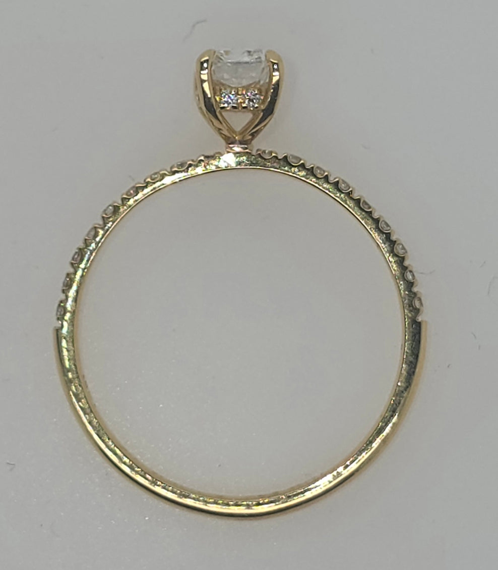 18CT YELLOW GOLD LAB DIAMOND RING.