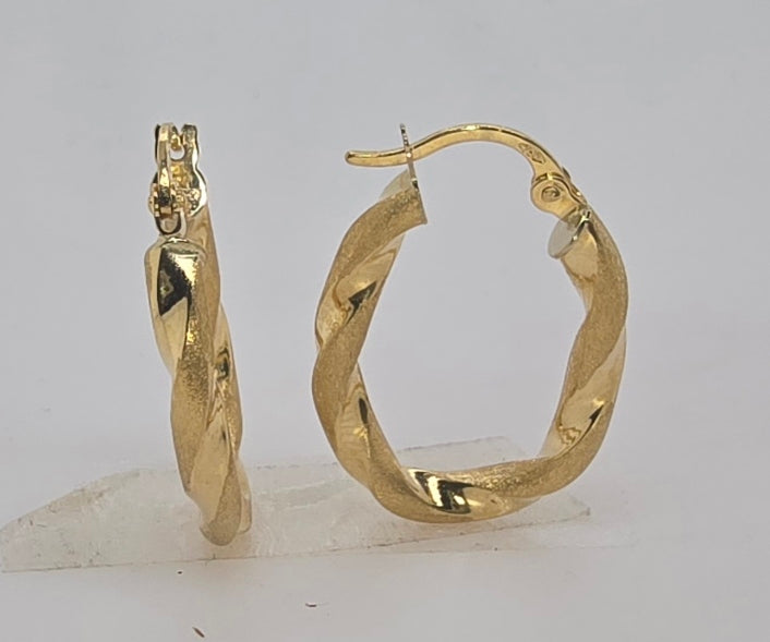 18CT YELLOW GOLD IMPORTED POLISHED AND MAT OVAL HOOP EARRINGS