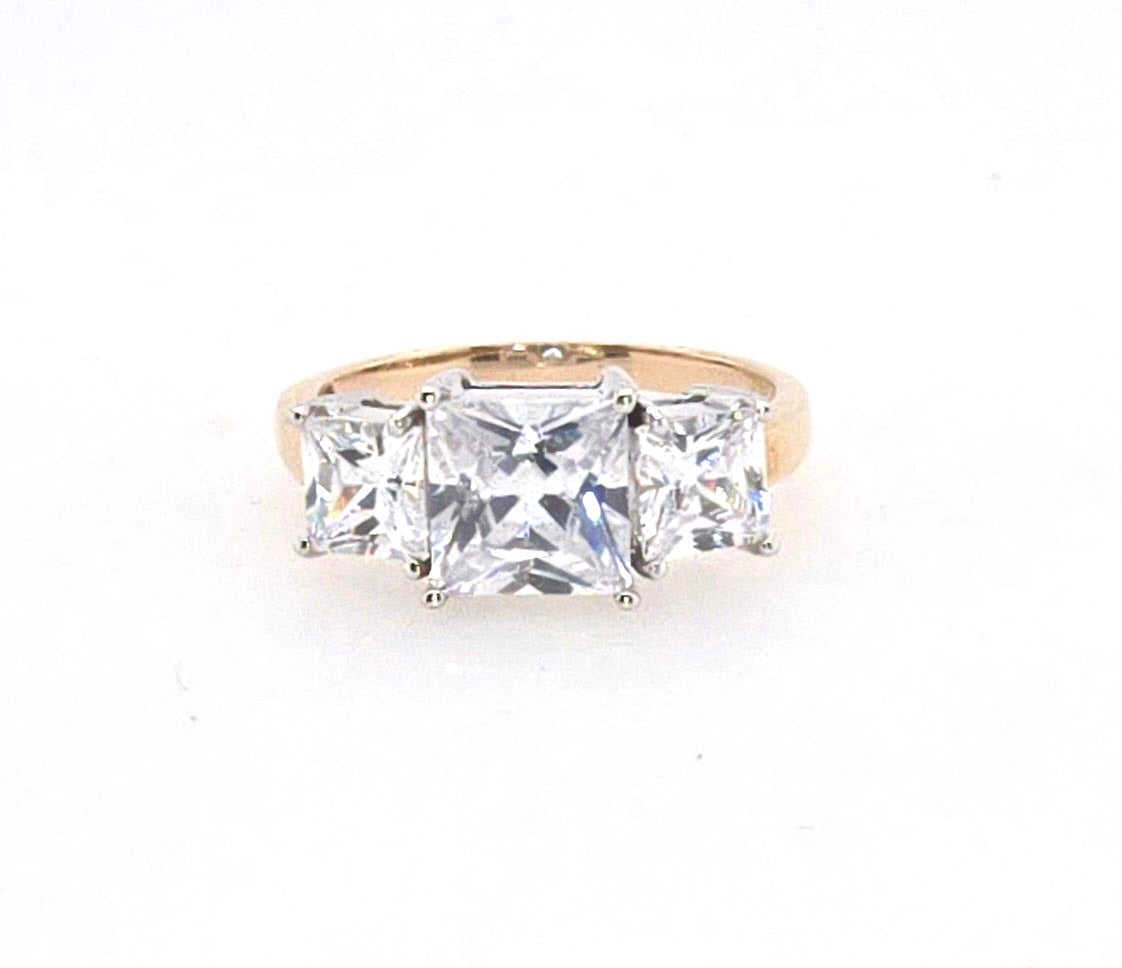 9CT YELLOLW GOLD 3 STONE CLAW SET PRINSESS CUT CUBIC ZIRCONIA RING