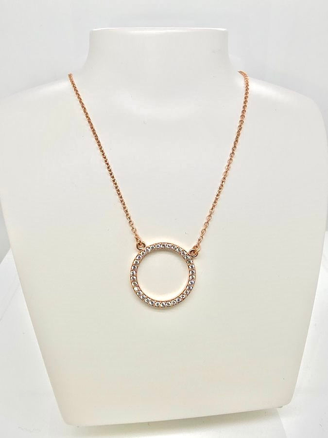 9CT ROSE GOLD CUBIC ZIRCONIA CIRCLE PENDANT WITH 43CM FINE TRACE CHAIN