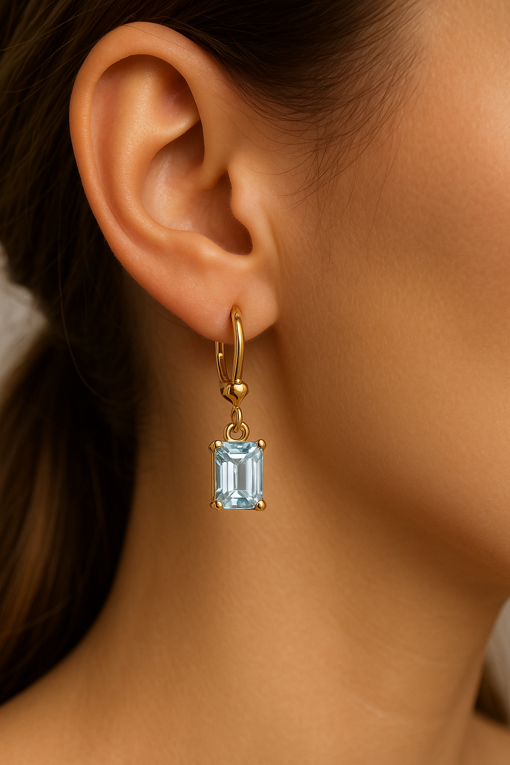 18CT YELLOW GOLD AQUAMRINE EMERALD CUT DROP EARRINGS.