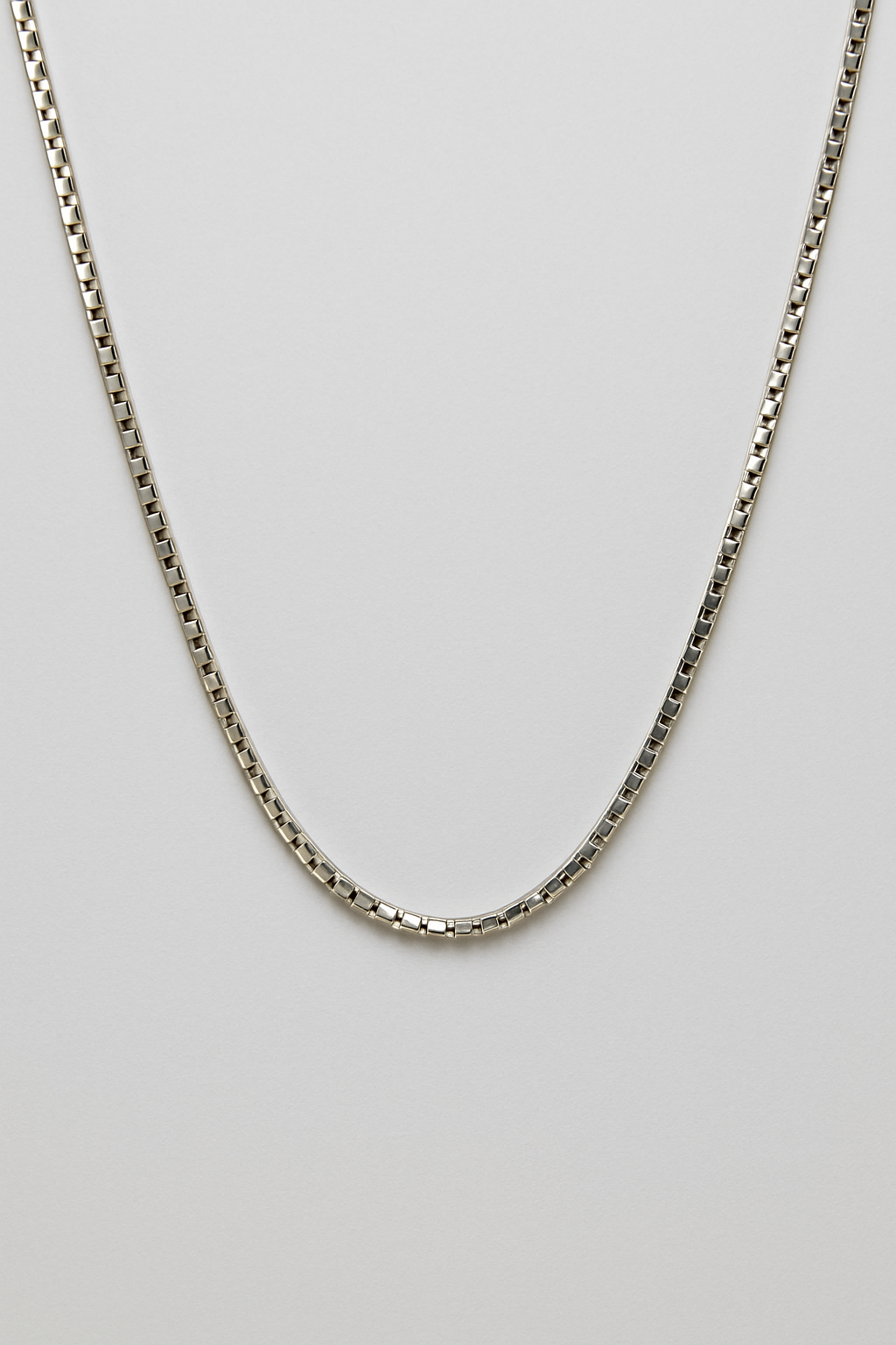 18CT WHITE GOLD ITALIAN IMPORTED 45CM BOX CHAIN.