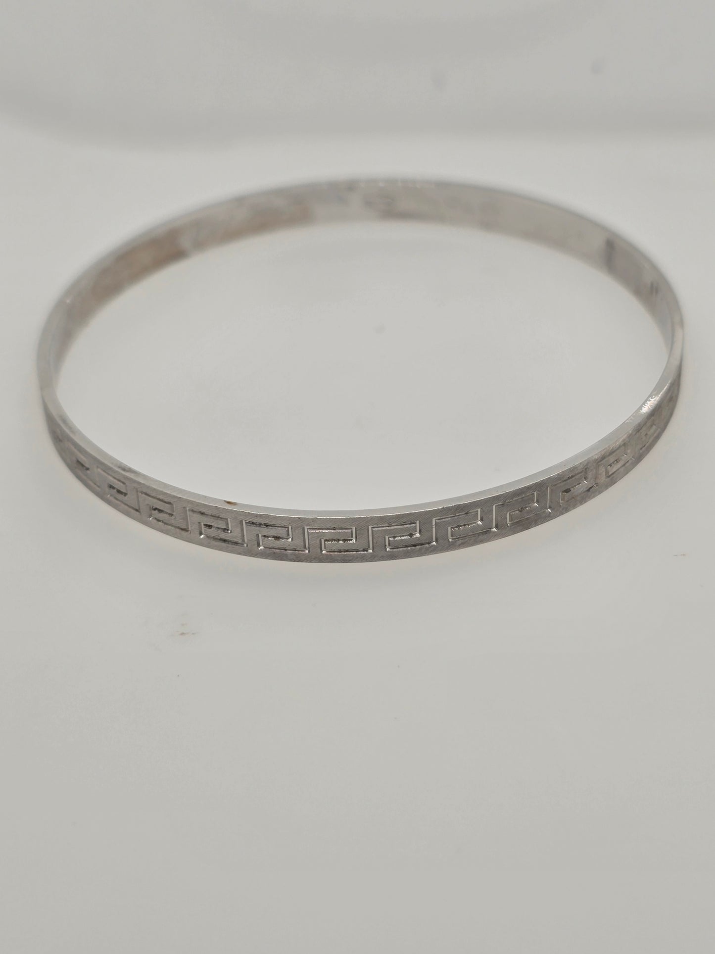 9CT WHITE GOLD 5X63MM 14.7GRAM PATTERN BANGLE